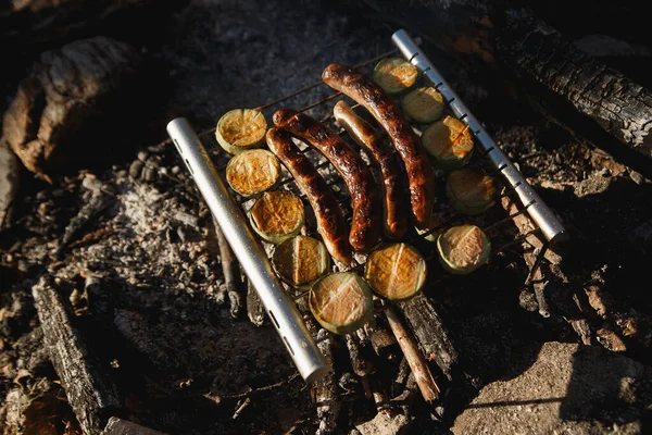 Mięso z kurczaka i szpik warzywny na obozie strażackim. Przenośny grill ze stali nierdzewnej Koncepcja wędrówki Grill. gotowanie na dzikiej przyrody — Zdjęcie stockowe