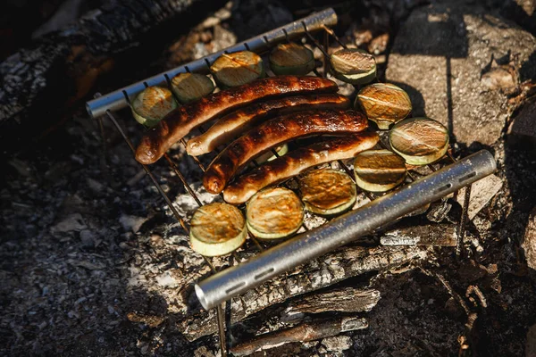 Mięso z kurczaka i szpik warzywny na obozie strażackim. Przenośny grill ze stali nierdzewnej Koncepcja wędrówki Grill. gotowanie na dzikiej przyrody — Zdjęcie stockowe