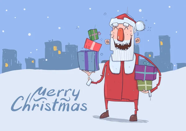 Carte de Noël du drôle de Père Noël souriant. Le Père Noël porte des cadeaux dans des boîtes colorées sur fond de ville en soirée enneigée. Illustration vectorielle horizontale. Un personnage de bande dessinée. Des lettres. Espace de copie . — Image vectorielle