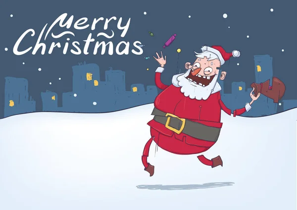 Tarjeta de Navidad con Santa Claus sonriente divertido. Santa trae regalos y lanza caramelos sobre fondo nevado de la ciudad nocturna. Ilustración vectorial horizontal. Personaje de dibujos animados con letras. Copiar espacio . — Vector de stock