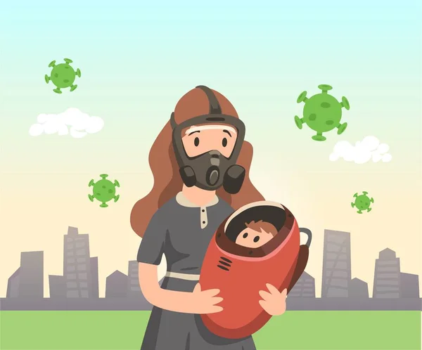 Mère en masque à gaz tenant bébé en combinaison de protection sur fond de ville d'été avec des virus verts flottant autour. Quarantaine, concept de coronavirus. Illustration vectorielle plate colorée . — Image vectorielle