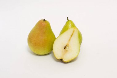 beyaz zemin üzerine sarı armut