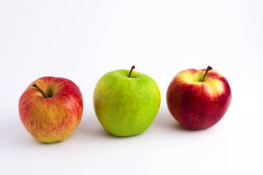 Beyaz bir arka plan üzerinde elma. Bir grup yeşil elma ve re