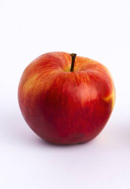 Beyaz bir arka plan üzerinde taze yeşil elma. Beyaz zemin üzerinde üç yeşil elma.