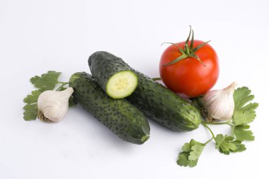 Salatalık Domates üzerinde beyaz bir arka plan ile. Beyaz bir arka plan üzerinde sebze. Beyaz bir arka plan üzerinde taze çok renkli sebze. Soğan ve beyaz zemin üzerine salatalık domates.