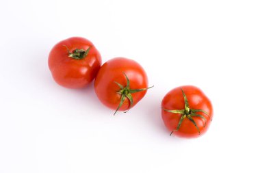 Beyaz arka plan üzerinde izole taze domates. Beyaz arka plan üzerinde izole üç kırmızı olgun domates. Beyaz arka plan domates.