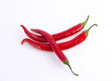 beyaz zemin üzerine kırmızı acı biber