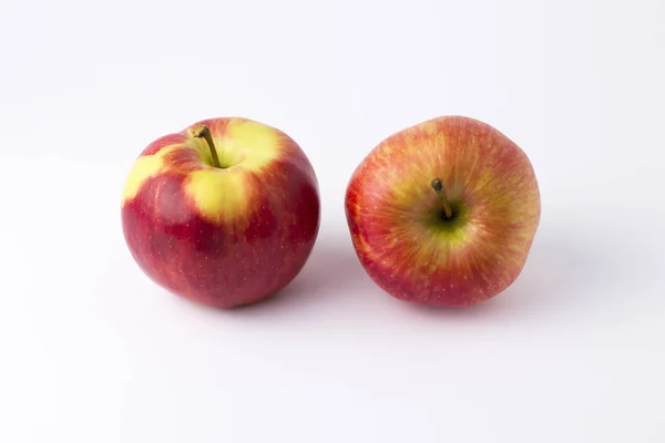 Äpplen Vit Bakgrund Grupp Äpplen Isolerad Vit Bakgrund Frukter Vit — Stockfoto