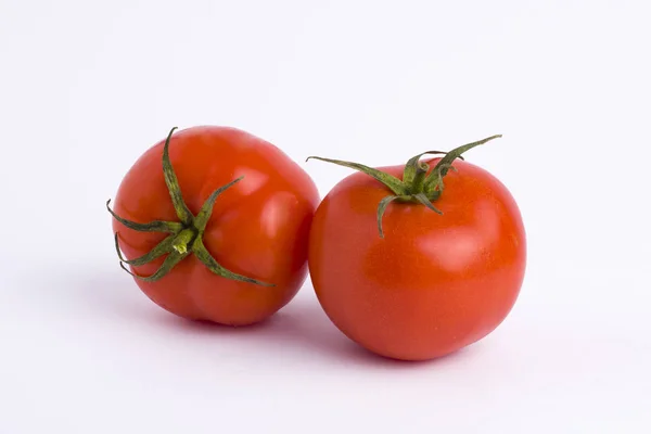 Frische Tomaten Isoliert Auf Weißem Hintergrund Zwei Rote Reife Tomaten — Stockfoto