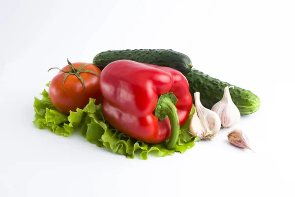 Poivrons rouges et poivrons jaunes aux tomates sur fond blanc — Photo