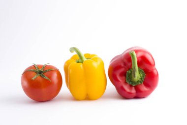 Beyaz bir arka plan üzerinde taze sebze. Sarı biber, kırmızı biber