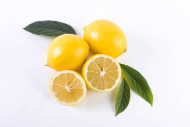 Limon yaprakları üzerinde beyaz bir arka plan ile. Bir whit üzerinde taze limon