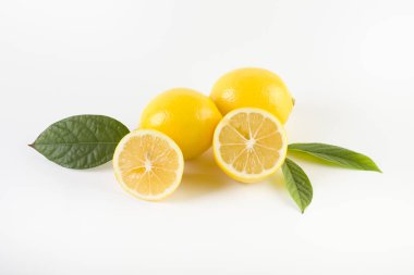 Limon yaprakları üzerinde beyaz bir arka plan ile. Beyaz bir arka plan üzerinde taze limon.
