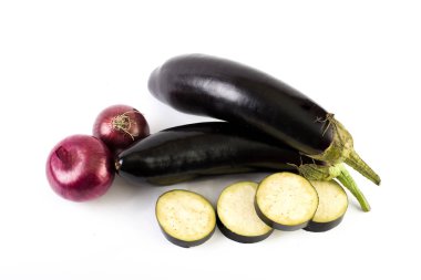 Patlıcan beyaz zemin üzerine kırmızı soğan ile. 