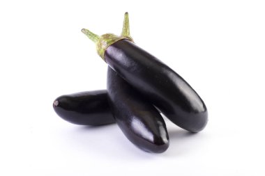 Patlıcan beyaz zemin üzerinde. Patlıcan, taze ve lezzetli. Beyaz bir arka plan üzerinde taze sebze.