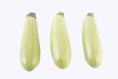 Beyaz bir arka plan üzerinde kabak. Kabak, taze ve lezzetli. Beyaz bir arka plan üzerinde taze sebze.