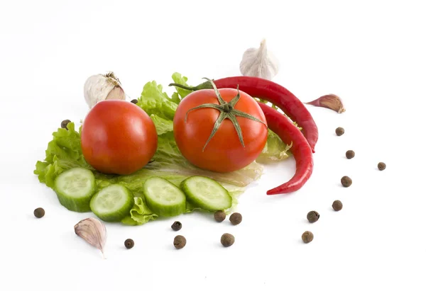 Pepino rojo y tomate sobre un fondo blanco . — Foto de Stock