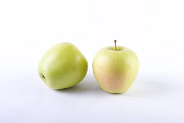 Manzanas Verdes Frescas Sobre Fondo Blanco Dos Manzanas Verdes Sobre — Foto de Stock