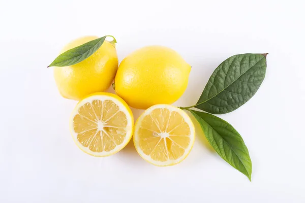 Limoni Con Foglie Fondo Bianco Limoni Freschi Fondo Bianco — Foto Stock