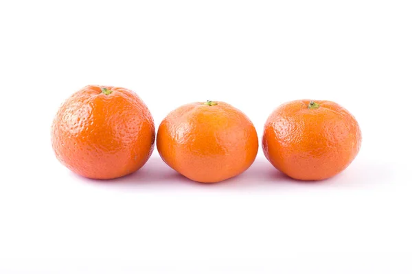 新鲜的 Mandarines 在白色背景上分离 桔子排成行 放置在白色背景上 — 图库照片