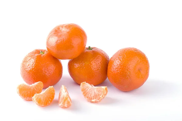 Mandarinas Frescas Aisladas Sobre Fondo Blanco Las Naranjas Están Dispuestas — Foto de Stock