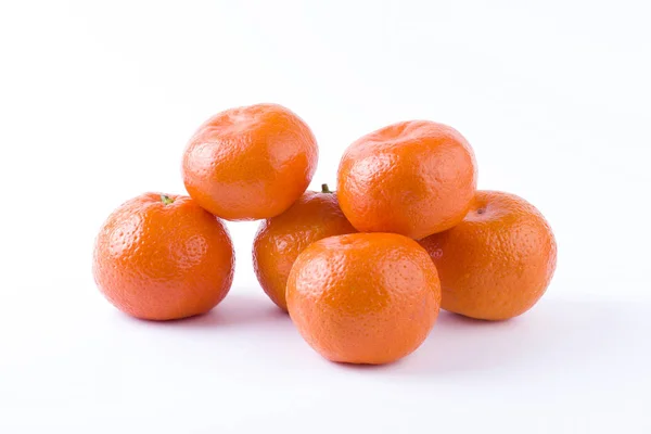 Frische Mandarinen Isoliert Auf Weißem Hintergrund Orangen Sind Reihen Angeordnet — Stockfoto