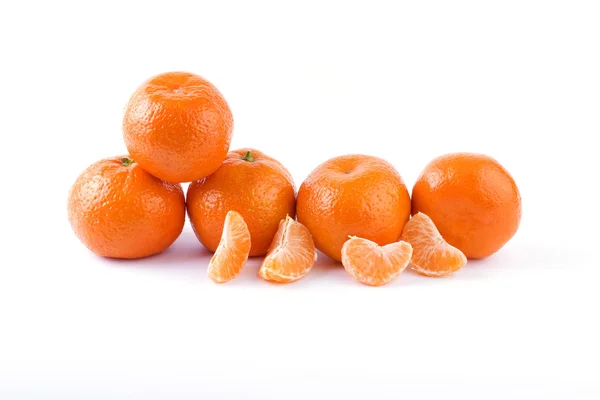 Frische Mandarinen Isoliert Auf Weißem Hintergrund Orangen Sind Reihen Angeordnet — Stockfoto