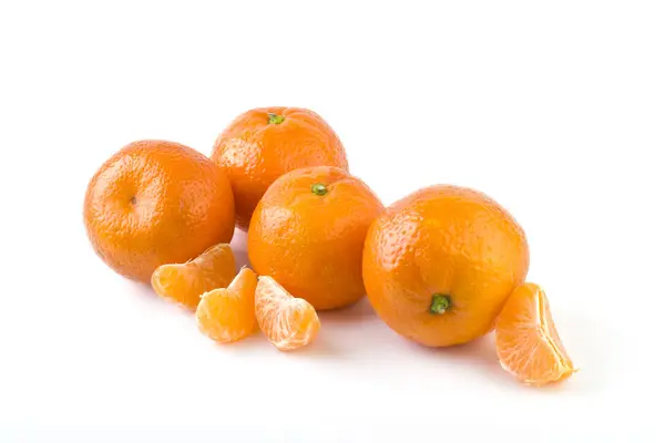 신선한 Mandarines 배경에 고립입니다 오렌지는 됩니다 배경에 — 스톡 사진