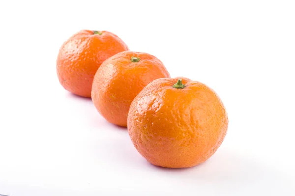 Mandarinas Frescas Aisladas Sobre Fondo Blanco Las Naranjas Están Dispuestas — Foto de Stock