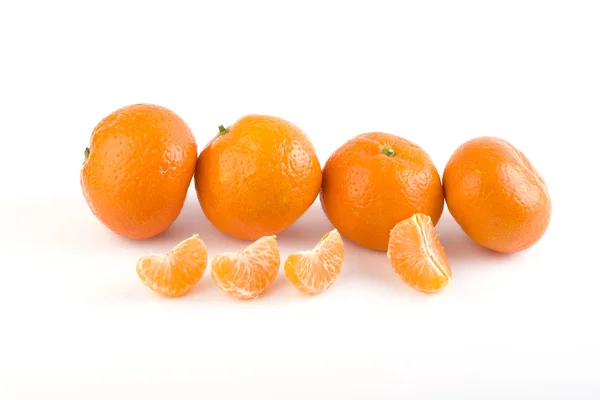 Frische Mandarinen Isoliert Auf Weißem Hintergrund Orangen Sind Reihen Angeordnet — Stockfoto