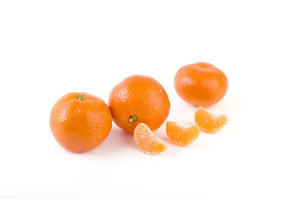 Mandarinas Frescas Aisladas Sobre Fondo Blanco Las Naranjas Están Dispuestas — Foto de Stock