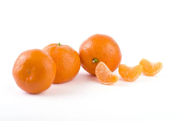 Färska Mandariner Isolerad Vit Bakgrund Apelsiner Ordnade Rader Placeras Vit — Stockfoto