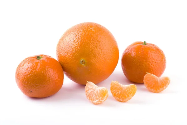 Frische Mandarinen Isoliert Auf Weißem Hintergrund Orangen Sind Reihen Angeordnet — Stockfoto