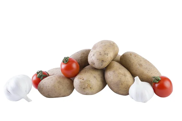 Πατάτες και ντομάτες σε λευκό φόντο. Πατάτες για ένα λευκό — Φωτογραφία Αρχείου