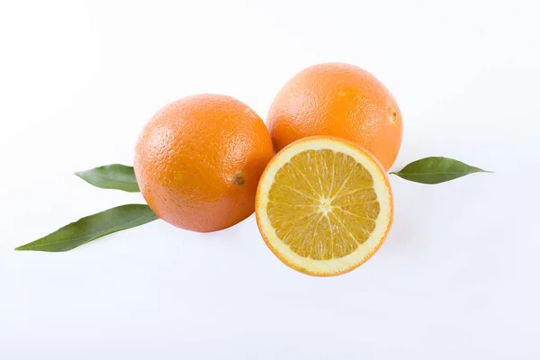 Апельсини Білому Тлі Свіжі Цитрусові Білому Тлі — стокове фото