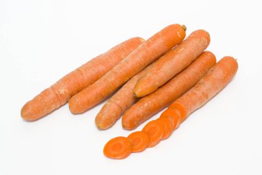 Havuç beyaz zemin üzerinde. Sebze taze turuncu. Vegetabl