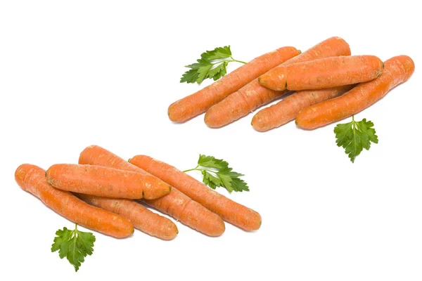 Cenouras sobre um fundo branco. Legumes laranja fresca. Produtos hortícolas — Fotografia de Stock