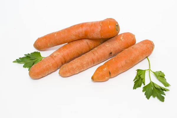 Cenouras sobre um fundo branco. Legumes laranja fresca. Produtos hortícolas — Fotografia de Stock