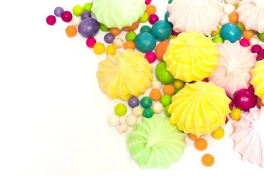 Beyaz bir arka plan üzerinde çok renkli tatlılar. Whit üzerinde tatlılar tatlı