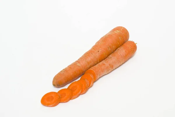 एक सफेद पृष्ठभूमि पर गाजर। सब्जियां ताजा नारंगी। वेजिटेबल — स्टॉक फ़ोटो, इमेज