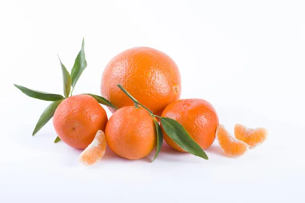 As mandarinas frescas isoladas sobre fundo branco. Laranjas são um — Fotografia de Stock