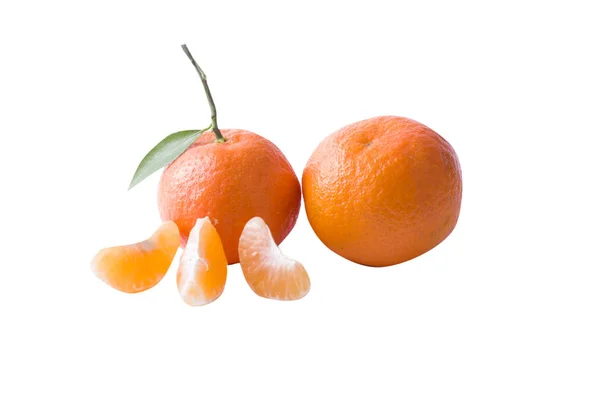 Die frischen Mandarinen isoliert auf weißem Hintergrund. Orangen sind ein — Stockfoto