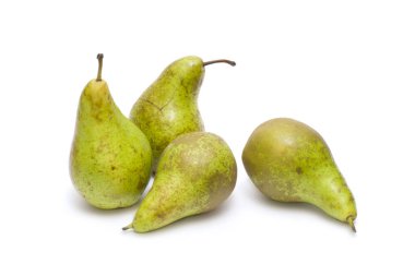 Beyaz bir arka plan üzerinde armut. Kompozisyon armut beyaz bir bac üzerinde