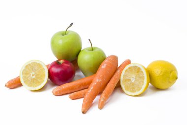 Beyaz bir arka plan üzerinde meyve. Limon elma ve beyaz arka plan üzerinde kivi ile. Kivi limon üzerinde beyaz bir arka plan ile. Beyaz bir arka plan üzerinde meyve ile havuç.