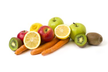 Beyaz bir arka plan üzerinde meyve. Limon elma ve beyaz arka plan üzerinde kivi ile. Kivi limon üzerinde beyaz bir arka plan ile. Beyaz bir arka plan üzerinde meyve ile havuç.