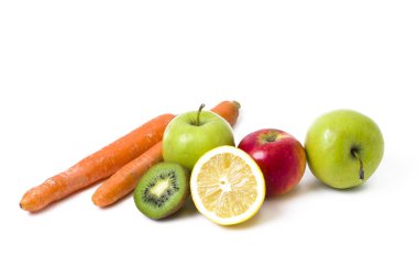 Beyaz bir arka plan üzerinde meyve. Limon elma ve beyaz arka plan üzerinde kivi ile. Kivi limon üzerinde beyaz bir arka plan ile. Beyaz bir arka plan üzerinde meyve ile havuç.