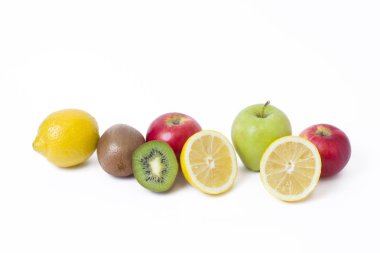 Limon elma ve beyaz arka plan üzerinde kivi ile. Kivi limon üzerinde beyaz bir arka plan ile. Beyaz bir arka plan üzerinde meyve.