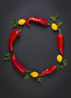 Siyah bir arka plan üzerinde kırmızı ve sarı biber. Diyet yiyecek. Sebze siyah bir arka plan. Masada biber.