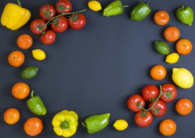 Çiğ sebze, mutfak konsepti çeşitli. Sebze ve otlar gri taş zemin üzerine ürün yelpazesine. Üstten Görünüm. Uzay kopyalayın. Farklı çiğ sebze ve siyah arka plan üzerine baharat. Sağlıklı beslenme. Sonbaharda hasat ve sağlıklı organik gıda kavramı.