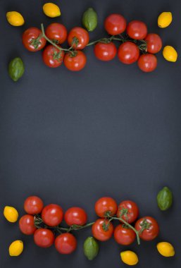 Kırmızı domates limon siyah bir arka plan ile. Sebze siyah bir arka plan üzerinde kompozisyon.